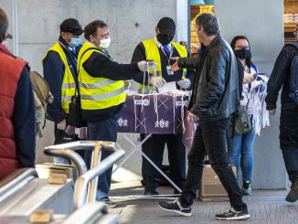 Koronavírus Textilmaszkot osztanak az utasoknak a Széll Kálmán téri metróálllomáson