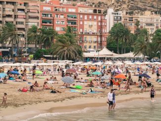 Spanyolország tengerpart turisták